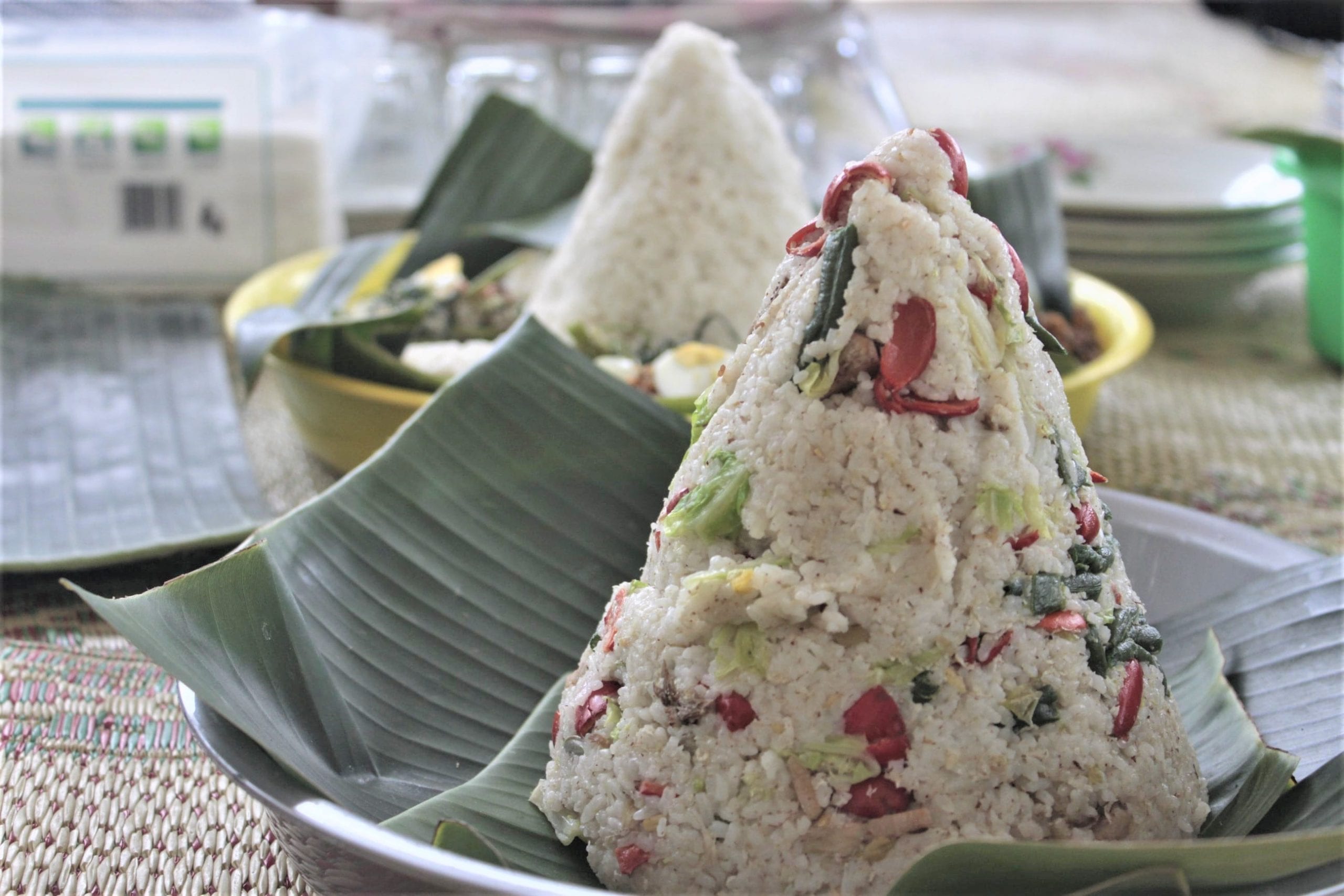 Tumpeng yang merupakan hidangan utama pelaksanaan acara Wiwitan. Tumpeng ini terbuat dari nasi megono berisi parutan kelapa, mlinjo, dan sayur.