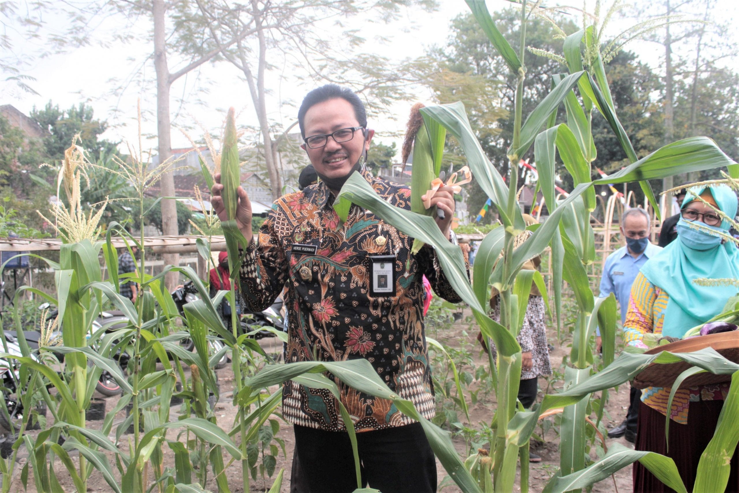 Drs. Heroe Poerwadi, MA sedang menunjukkan hasil panen jagung.