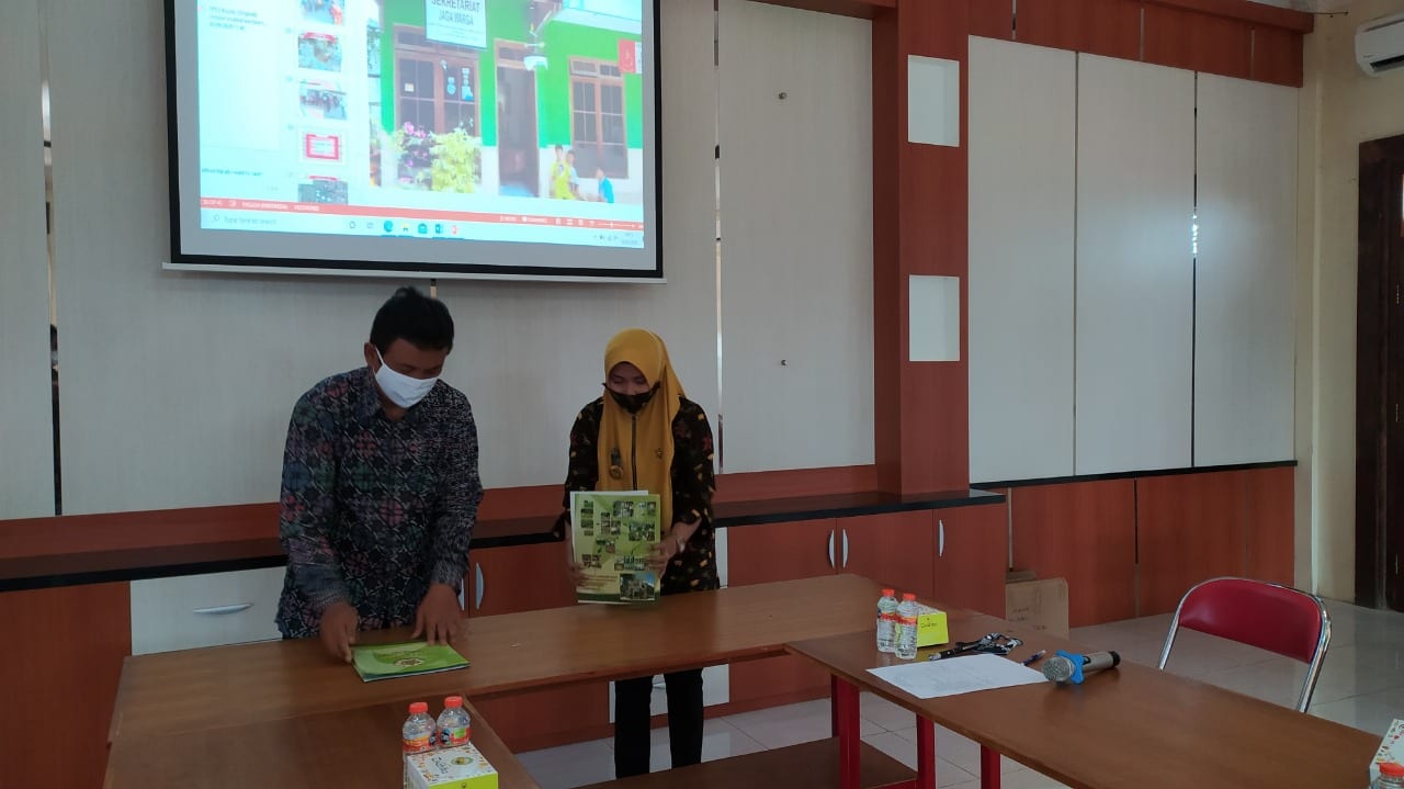 The chief of PIAT UGM, Dr. Ir. Taryono, M. Sc. with the Gentan Village's Chief, Uke Fransiska, S. H. signs the Collaboration Agreement of Waste Management Program. 