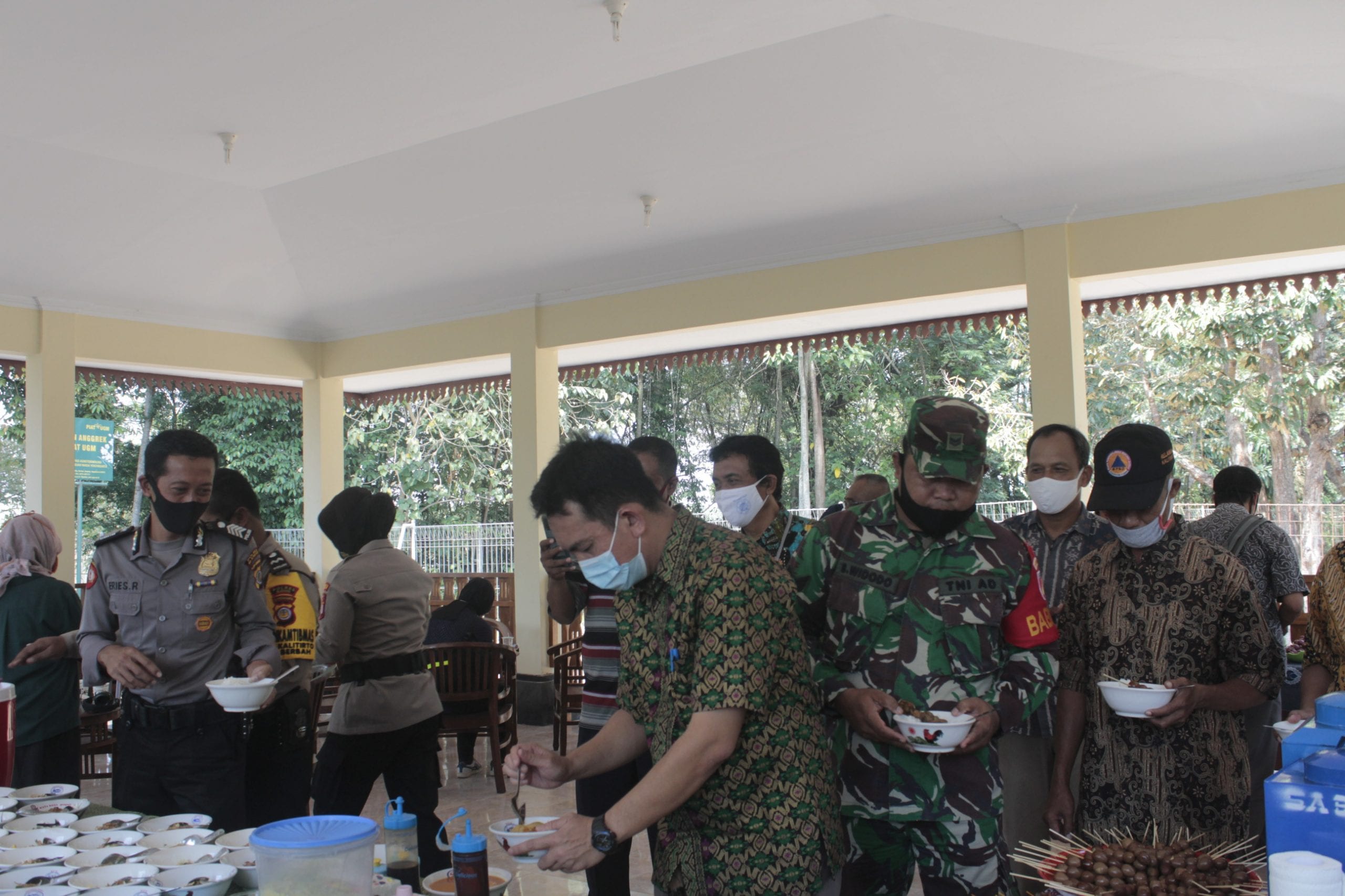 Prosesi makan di Pendopo PIAT UGM bersama segenap pihak yang terlibat dalam acara peletakan batu pertama pembangunan asrama mahasiswa.