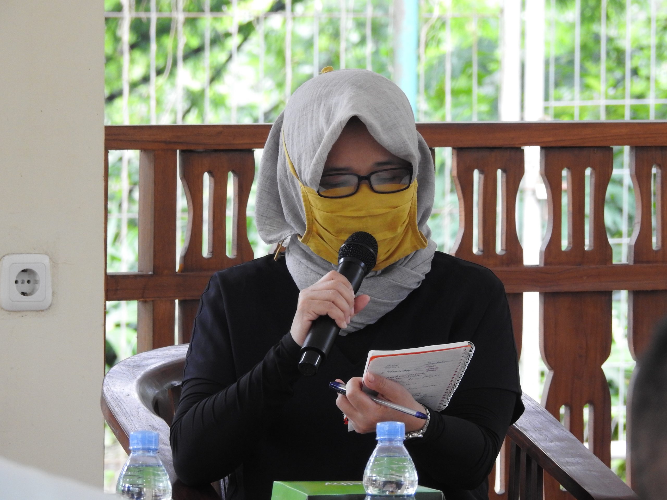 drg. Ika Dewi Ana, M.Kes., Ph.D selaku Wakil Rektor Bidang Penelitian dan Pengabdian kepada Masyarakat menyampaikan poin-poin kesimpulan dari acara Sarasehan (12/1)