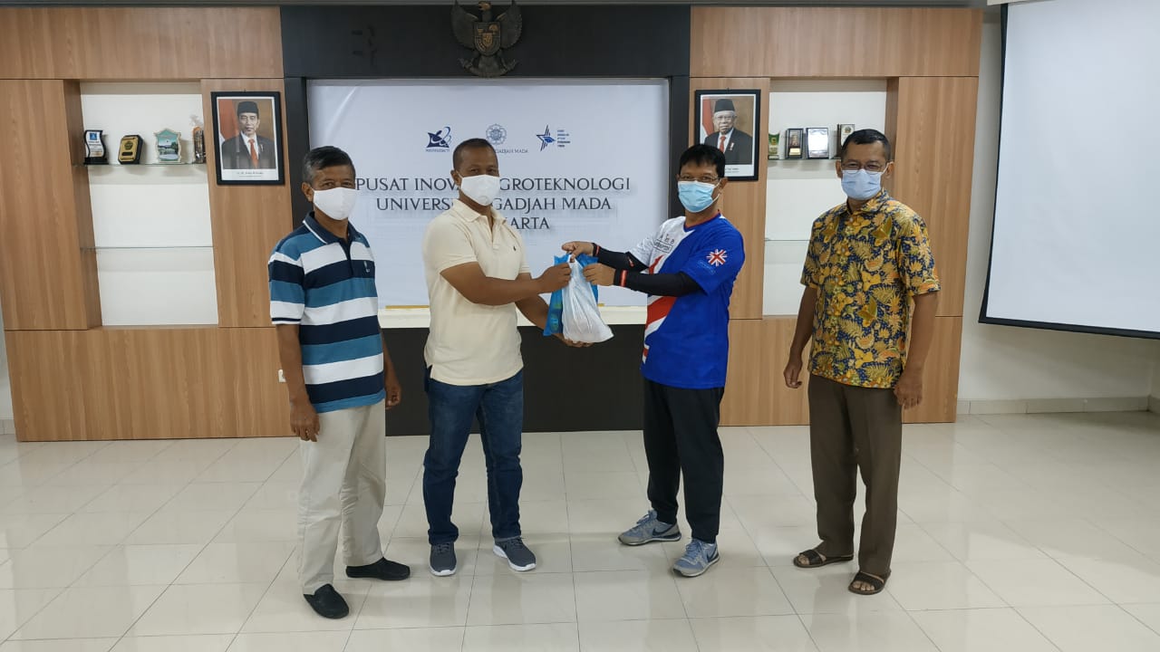 Penyerahan bantuan sembako secara simbolis oleh Drs. Gugup Kismono, M.B.A., Ph.D. selaku Sekretaris Eksekutif Kantor Pimpinan Universitas pada tanggal 3 Januari